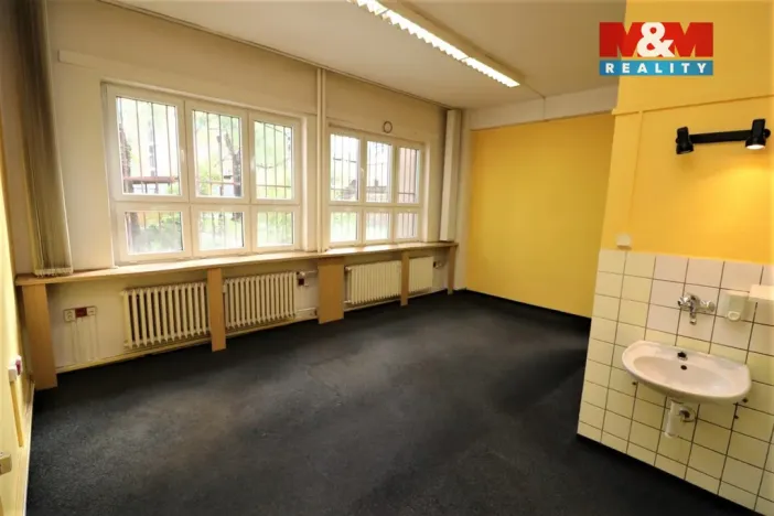 Pronájem obchodního prostoru, Praha - Holešovice, Ortenovo náměstí, 77 m2