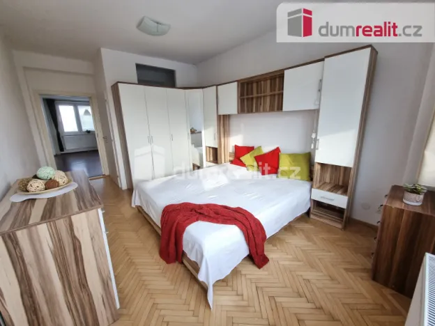 Pronájem bytu 2+1, Kralupy nad Vltavou - Lobeček, nám. Mládežníků, 54 m2