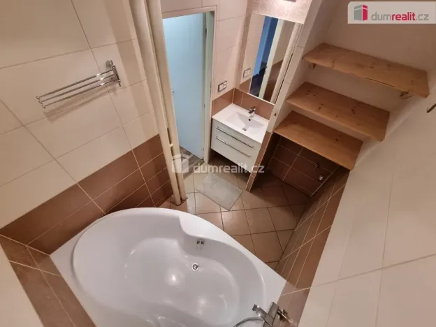 Pronájem bytu 2+1, Kralupy nad Vltavou - Lobeček, nám. Mládežníků, 54 m2