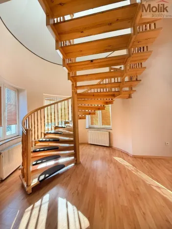 Pronájem atypického bytu, Chomutov, Zborovská, 256 m2