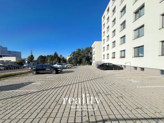 Pronájem garážového stání, Znojmo, MUDr. Jana Janského, 13 m2