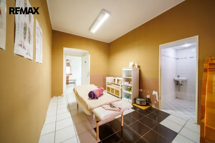 Prodej obchodního prostoru, Karlovy Vary, K. Čapka, 113 m2