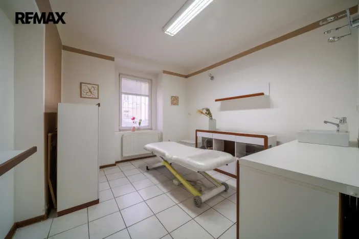 Prodej obchodního prostoru, Karlovy Vary, K. Čapka, 113 m2