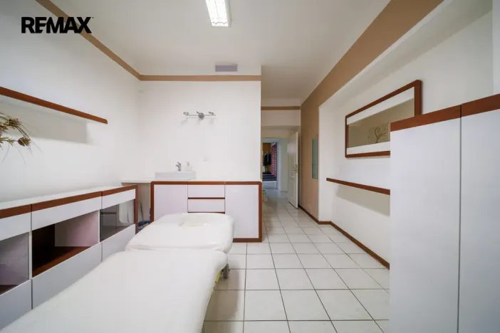 Prodej obchodního prostoru, Karlovy Vary, K. Čapka, 113 m2