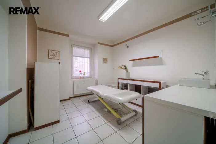 Prodej obchodního prostoru, Karlovy Vary, K. Čapka, 113 m2