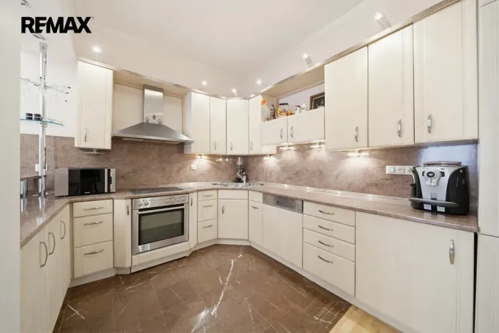 Prodej bytu 3+kk, Karlovy Vary, Moravská, 89 m2