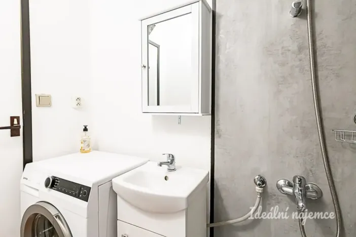 Pronájem bytu 2+kk, Praha, Doležalova, 45 m2
