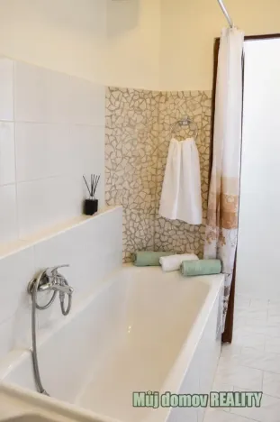 Pronájem bytu 1+1, Praha - Holešovice, U staré plynárny, 42 m2