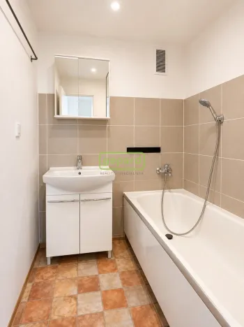 Pronájem bytu 2+1, Karlovy Vary, Závodu míru, 62 m2