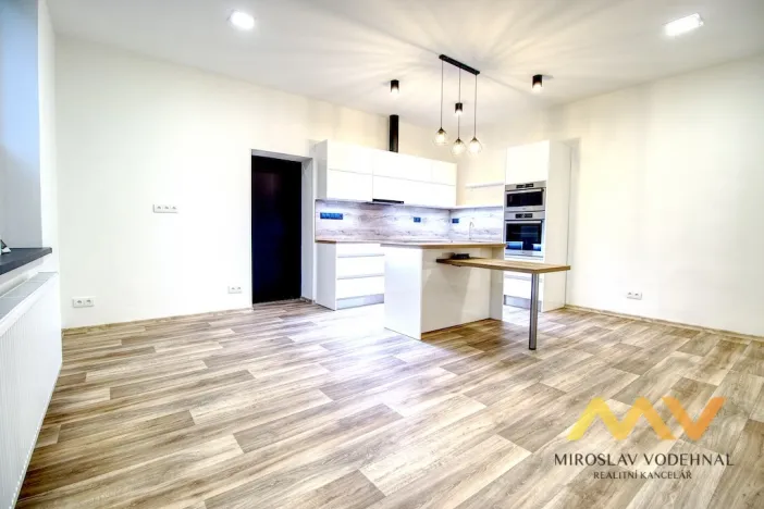 Pronájem bytu 2+kk, Hradec Králové - Slezské Předměstí, třída SNP, 53 m2