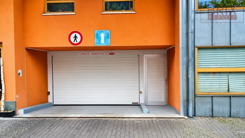 Pronájem garážového stání, Praha, Tomkova, 12 m2