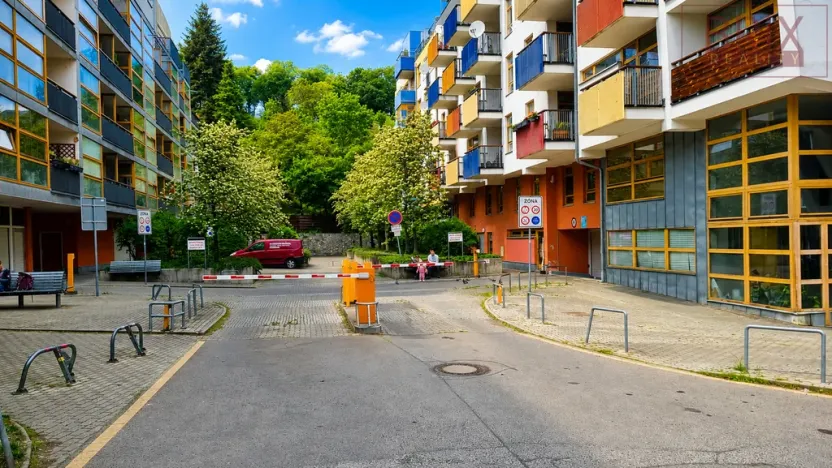 Pronájem garážového stání, Praha, Tomkova, 12 m2