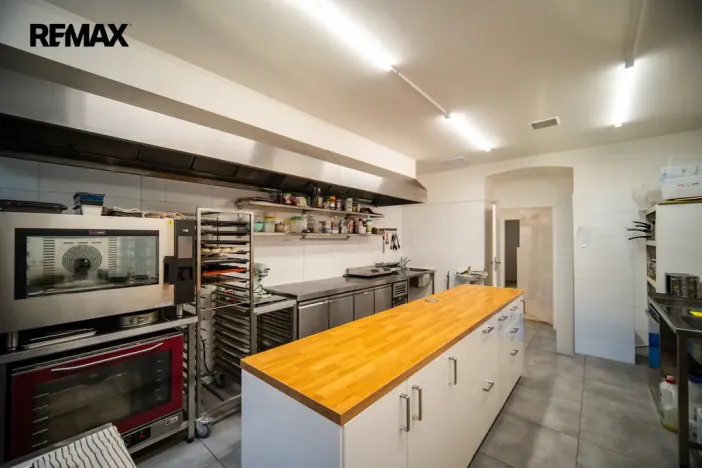 Pronájem restaurace, Praha - Smíchov, Zborovská, 185 m2