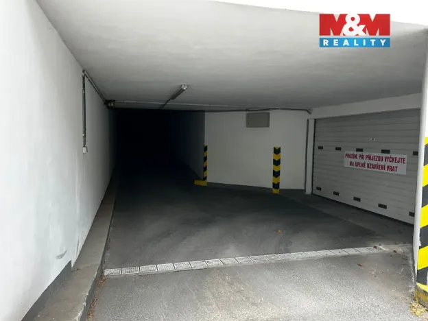 Pronájem garážového stání, Praha - Troja, Vřesová, 15 m2