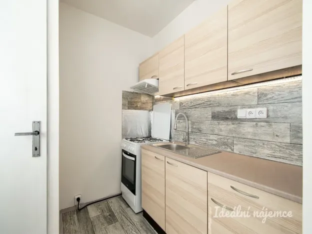 Pronájem bytu 1+kk, Praha - Vršovice, Baškirská, 34 m2