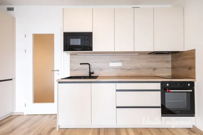 Pronájem bytu 1+kk, Praha - Hloubětín, Poděbradská, 37 m2