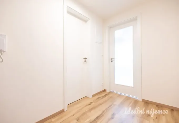 Pronájem bytu 1+kk, Praha - Hloubětín, Poděbradská, 37 m2