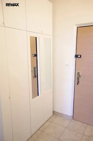 Pronájem bytu 1+kk, Praha - Kamýk, Otradovická, 37 m2