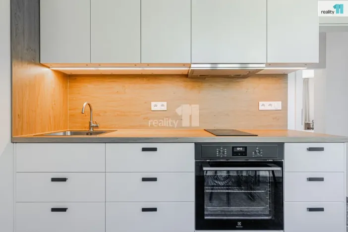 Pronájem atypického bytu, Praha - Strašnice, U krbu, 17 m2