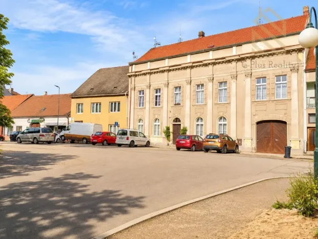 Prodej vícegeneračního domu, Kostelec nad Labem, nám. Komenského, 120 m2