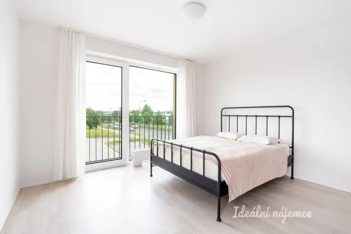 Pronájem bytu 1+kk, Praha - Lhotka, U Nového dvora, 31 m2