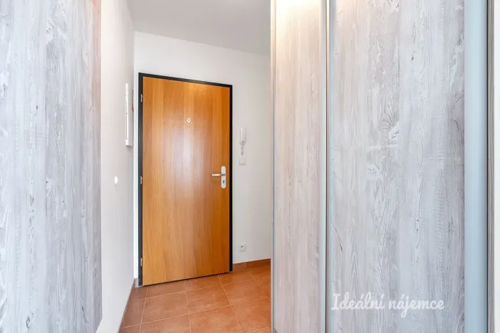 Pronájem bytu 1+kk, Praha - Lhotka, U Nového dvora, 31 m2