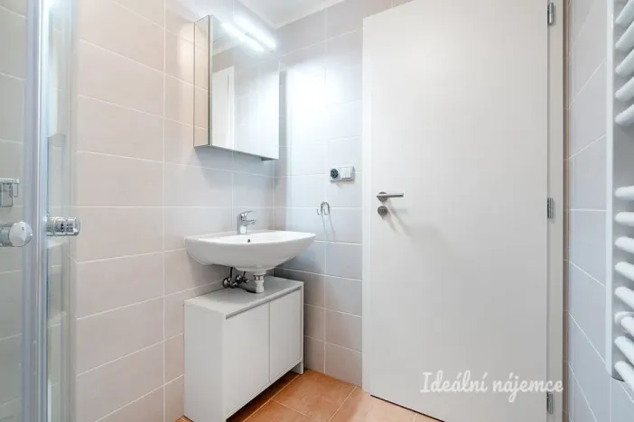 Pronájem bytu 1+kk, Praha - Lhotka, U Nového dvora, 31 m2