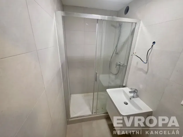 Pronájem bytu 1+kk, Praha - Kobylisy, Košťálkova, 32 m2