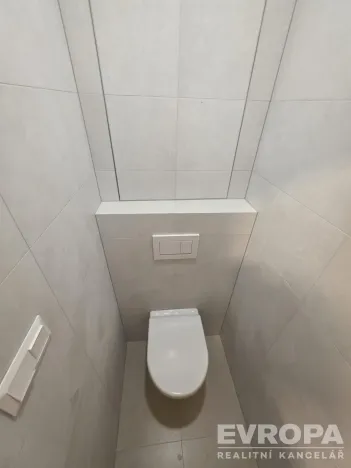 Pronájem bytu 1+kk, Praha - Kobylisy, Košťálkova, 32 m2