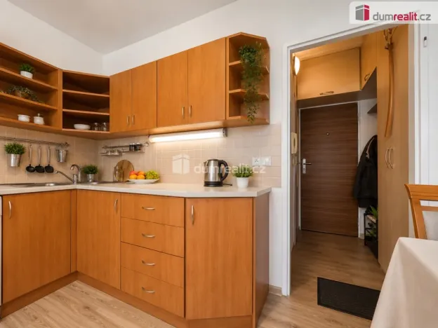 Prodej bytu 2+kk, Karlovy Vary - Stará Role, Kladenská, 36 m2