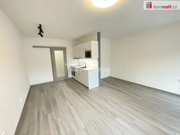 Pronájem bytu 1+kk, Pardubice - Bílé Předměstí, Štrossova, 41 m2