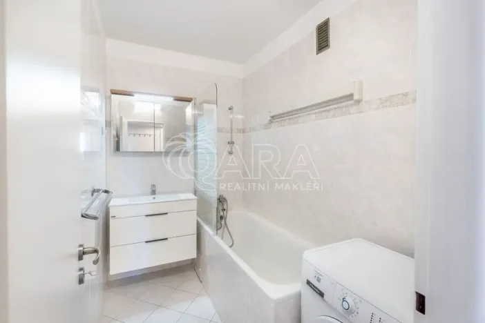 Pronájem bytu 3+1, Praha - Kobylisy, Famfulíkova, 67 m2