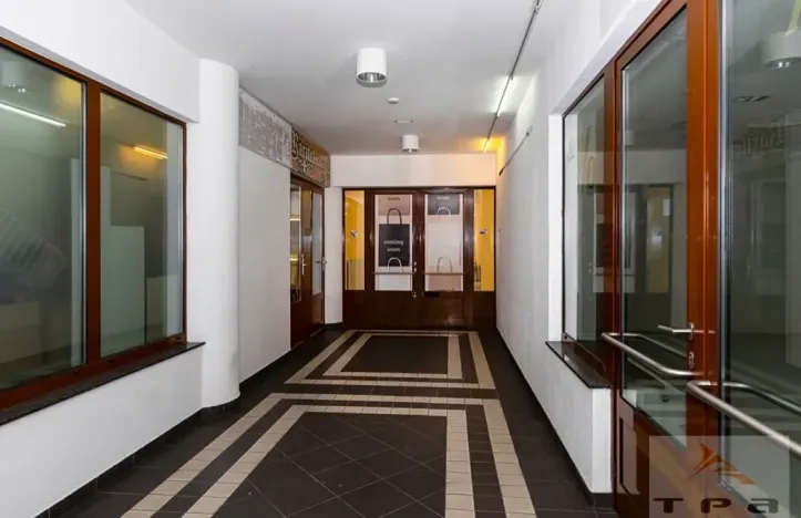 Prodej obchodního prostoru, Karlovy Vary, Divadelní náměstí, 100 m2