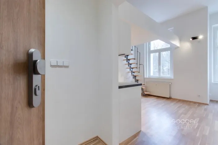 Pronájem bytu 1+kk, Praha - Smíchov, Radlická, 21 m2