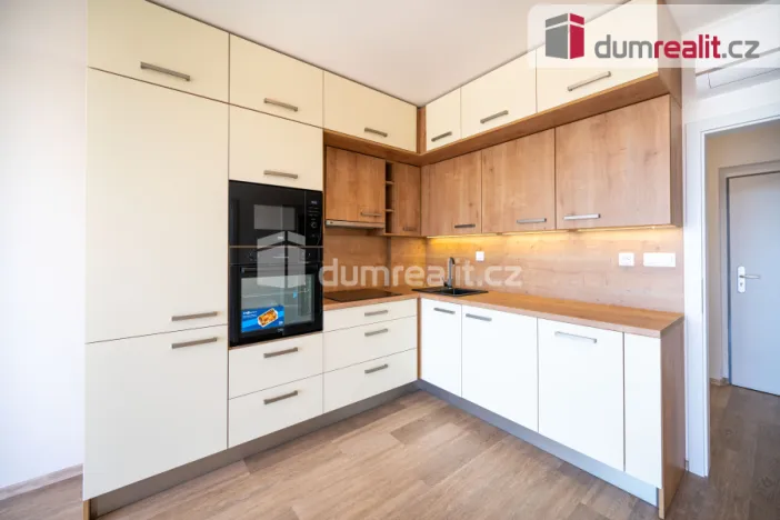 Pronájem bytu 2+kk, Sezimovo Ústí, náměstí Tomáše Bati, 52 m2
