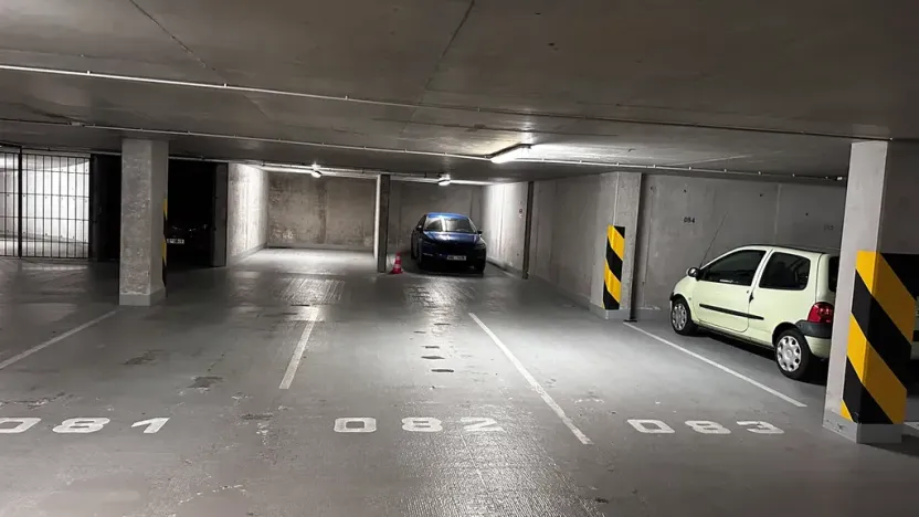 Pronájem garážového stání, Praha - Smíchov, Tomkova, 13 m2