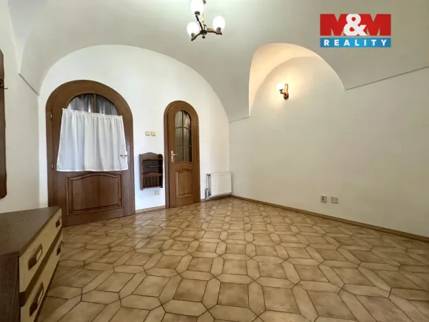 Pronájem atypického bytu, Kadaň, Mírové náměstí, 78 m2