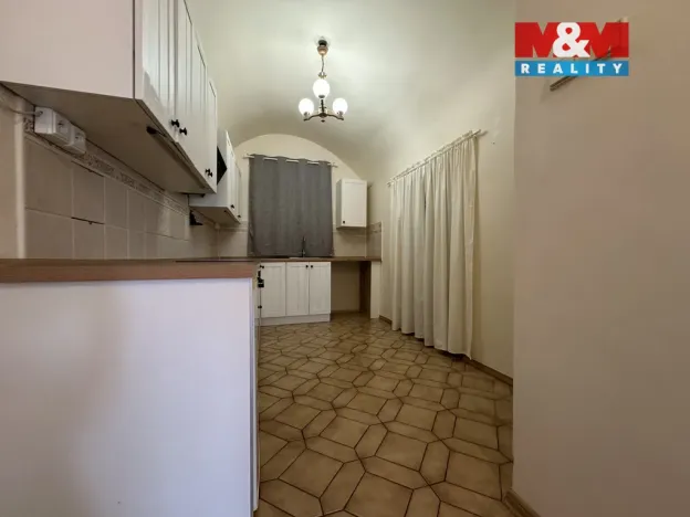 Pronájem atypického bytu, Kadaň, Mírové náměstí, 78 m2