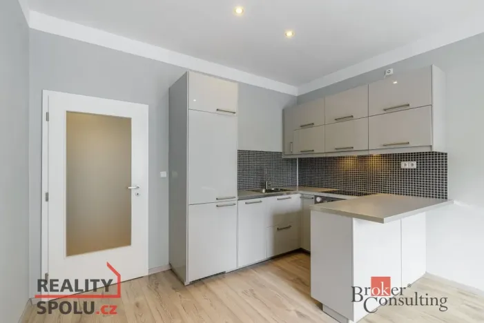 Pronájem bytu 2+kk, Praha - Podolí, Dvorecké náměstí, 43 m2