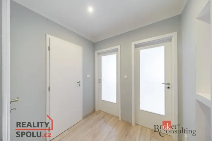 Pronájem bytu 2+kk, Praha - Podolí, Dvorecké náměstí, 43 m2