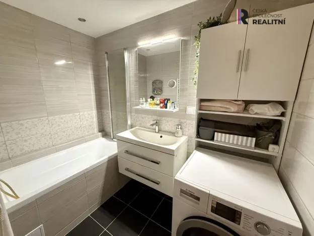 Prodej bytu 3+1, Karlovy Vary - Rybáře, U Koupaliště, 68 m2