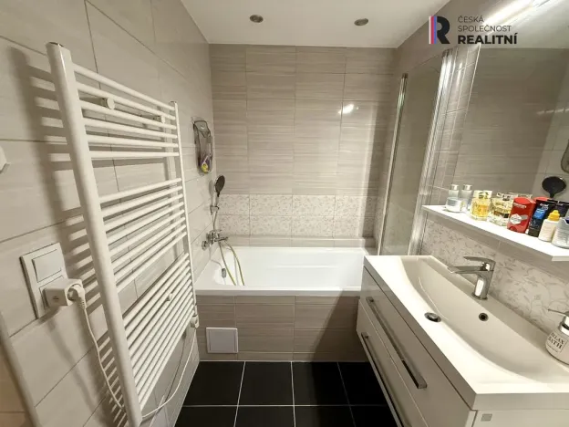 Prodej bytu 3+1, Karlovy Vary - Rybáře, U Koupaliště, 68 m2
