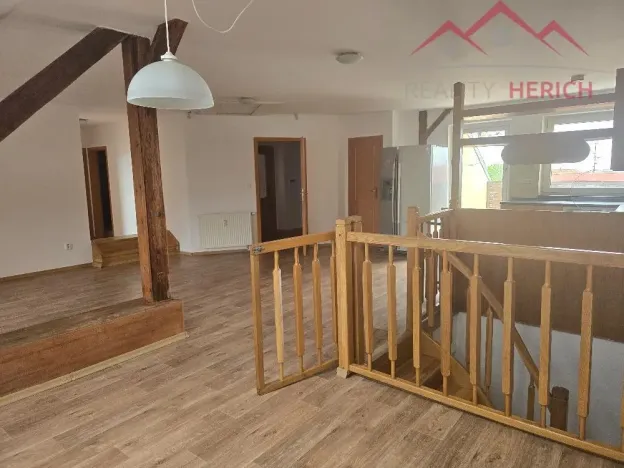 Pronájem atypického bytu, Chomutov, náměstí Dr. Beneše, 155 m2