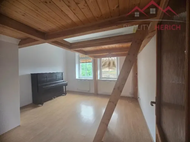 Pronájem atypického bytu, Chomutov, náměstí Dr. Beneše, 155 m2