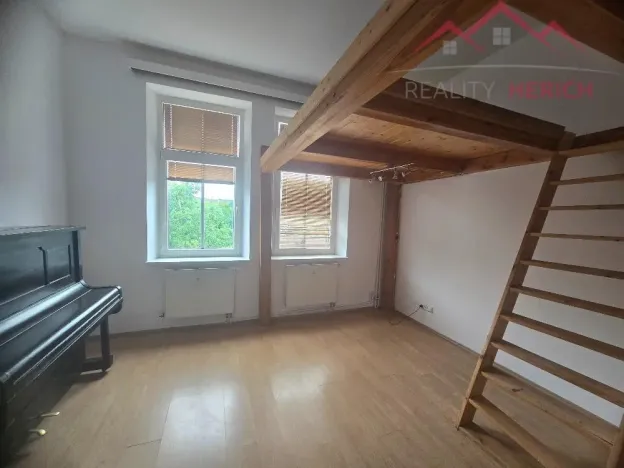 Pronájem atypického bytu, Chomutov, náměstí Dr. Beneše, 155 m2