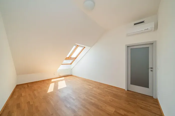 Pronájem kanceláře, Praha - Smíchov, Štefánikova, 168 m2