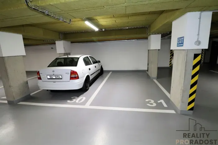 Pronájem garážového stání, Brno - Židenice, Vančurova, 4465 m2