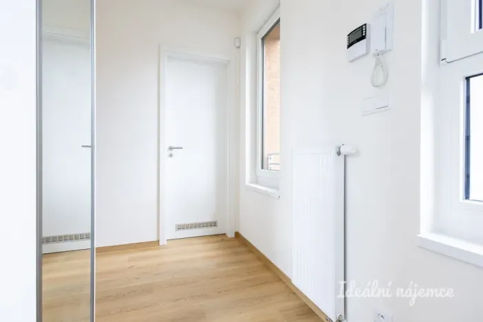 Pronájem bytu 1+kk, Praha - Vysočany, Bukačova, 44 m2