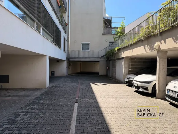 Pronájem garážového stání, Brno, Kosmova, 13 m2