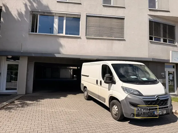 Pronájem garážového stání, Brno, Kosmova, 13 m2